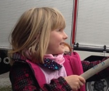 Emily (5 Jahre) beim Löschtraining am IdF NRW